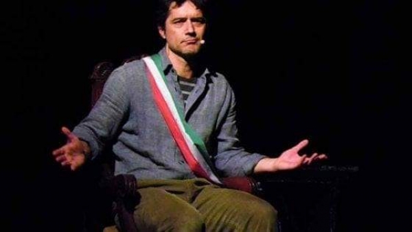 I sindaci a teatro per lo spettacolo che racconta Angelo Vassallo