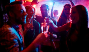Notte, movida e post Covid, cosa pensano i giovani toscani