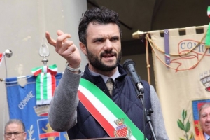 Scritta neofascista all'ingresso dello studio legale del presidente Biffoni