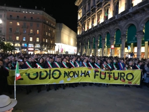 Oltre 600 sindaci da tutta Italia, ecco la scorta civica di Liliana Segre