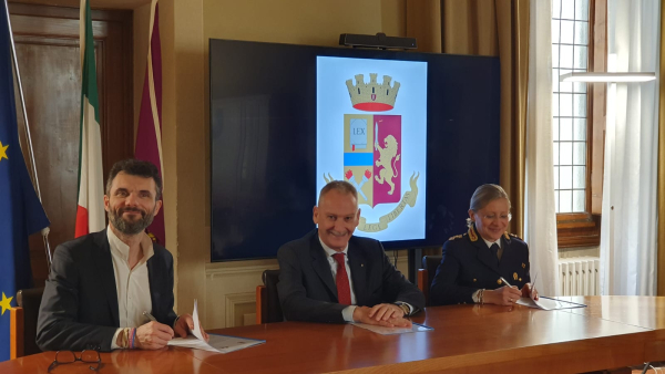 Contrasto ai crimini informatici, intesa tra Anci Toscana e Polizia