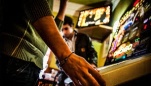 Gioco d'azzardo, i sindaci decideranno orari e distanze